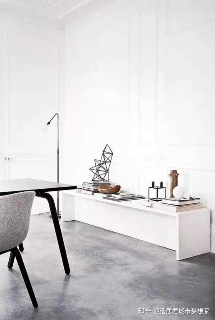 2,浅灰色地面 浅漠驼墙面