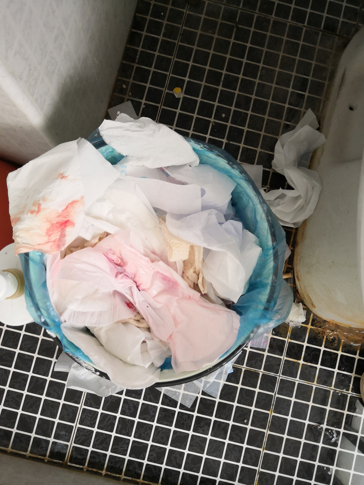 卫生巾都是血 大学生图片