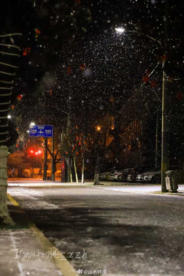 下雪夜景实景图片
