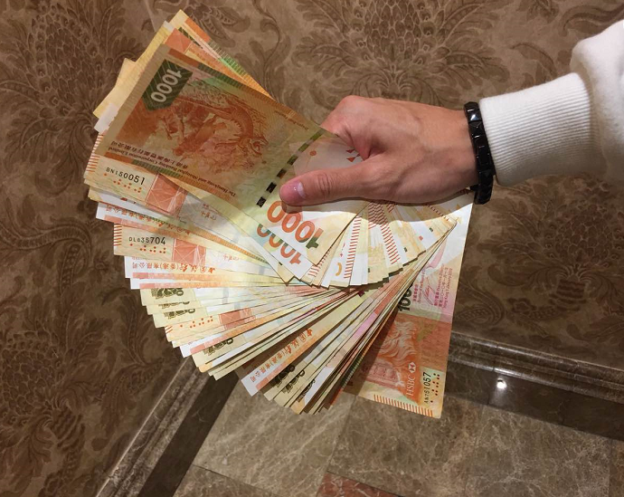 连开七把大小,而后几把也是赢多输少,筹码从100的涨到500的涨到一手