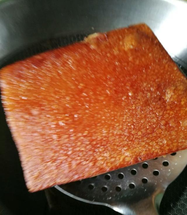 炸好的五花肉块