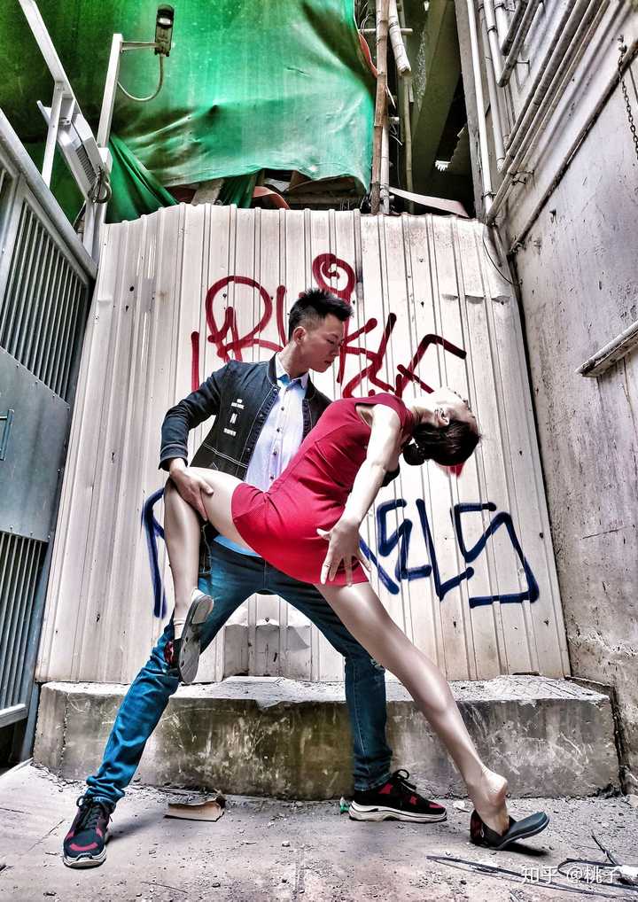 对双人舞当中的搬腿动作有什么看法?