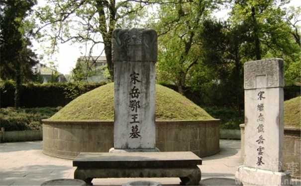 西子湖头有我师.  日月双悬于氏墓,乾坤半壁岳家祠.