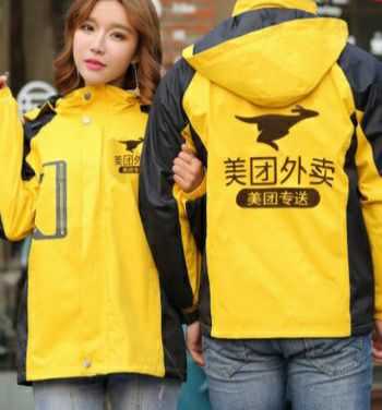 在8岁那年碰到一个算命先生说,他在24岁的时候会黄袍加身,餐餐大鱼大