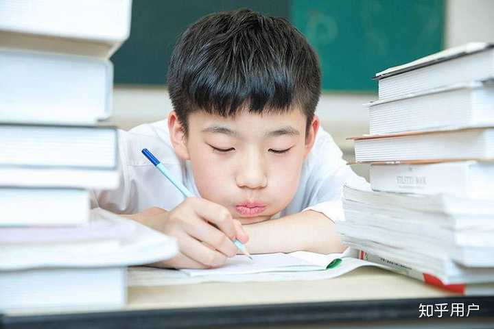 端正孩子的学习态度很重要，家长需要帮助孩子找到正确的学习方法，最好