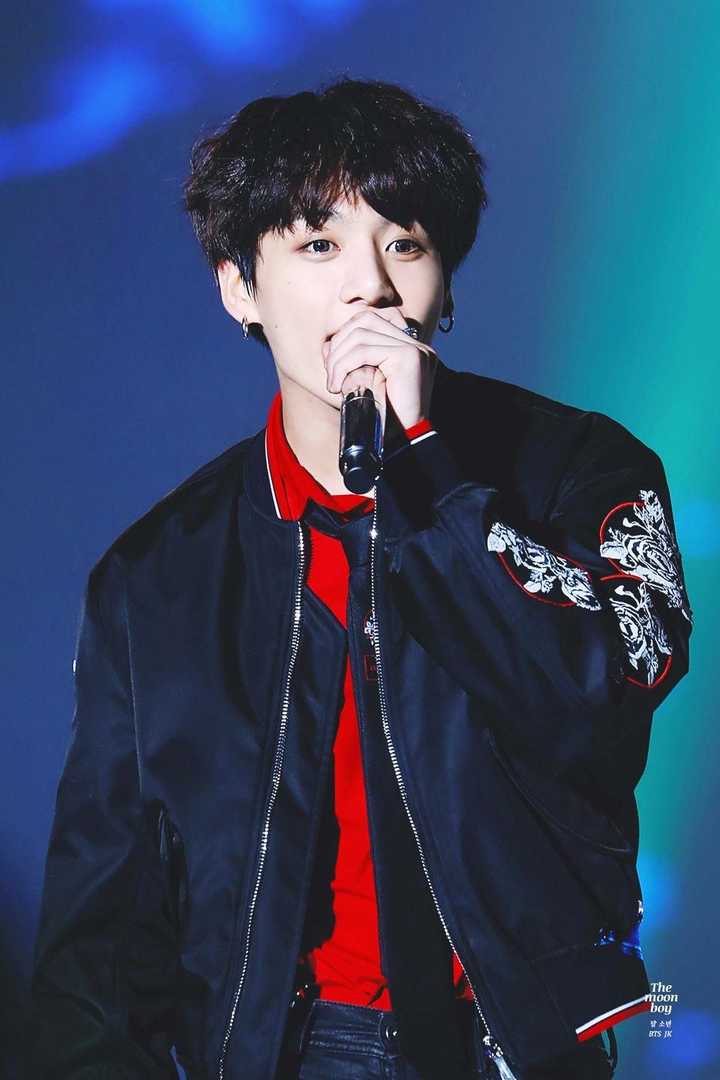 哥哥们说:"柾国是我们喂大的." 他说:"我十五岁来到首尔照顾哥哥们.