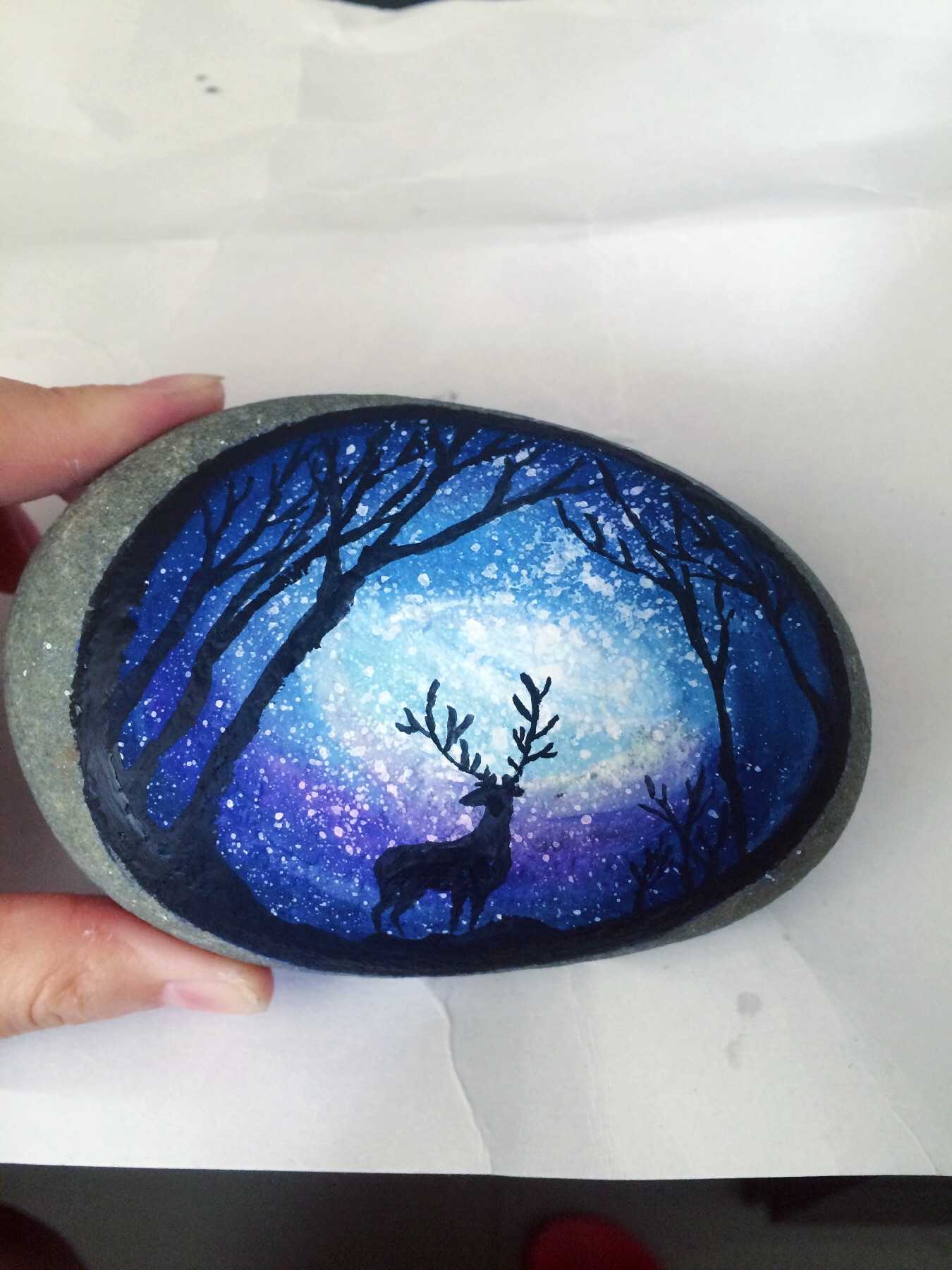 这是我画的第一块石头,是一只在星空下奔跑的鹿,图片从网上找到的鹿 
