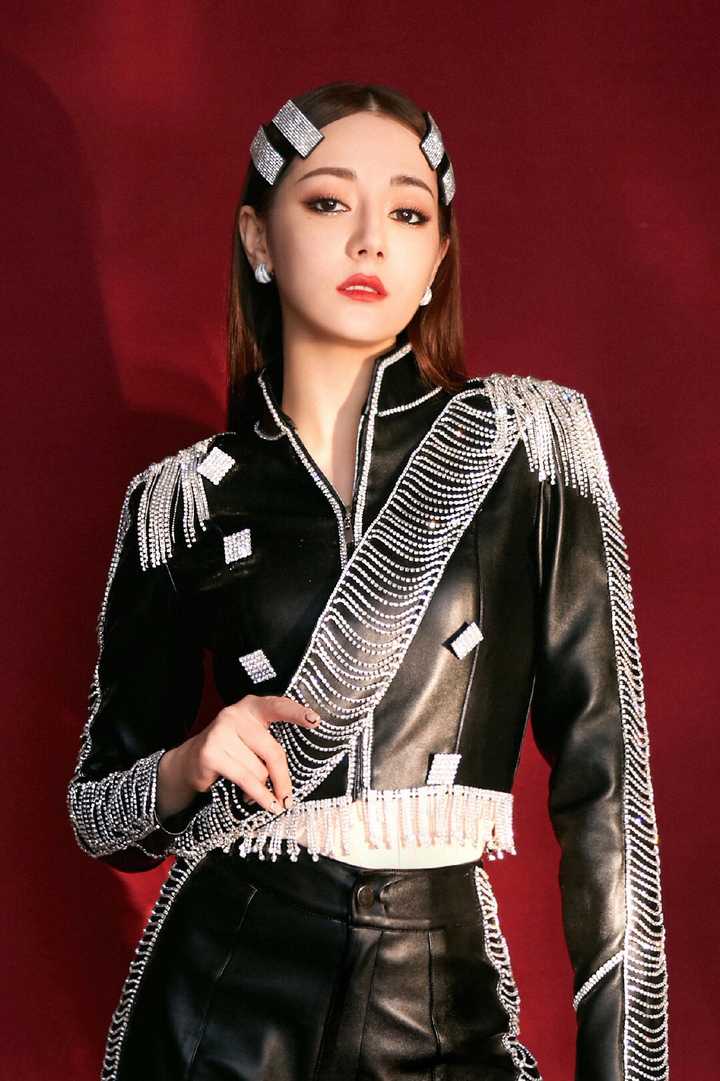 如何看待迪丽热巴在东方卫视跨年的表现?