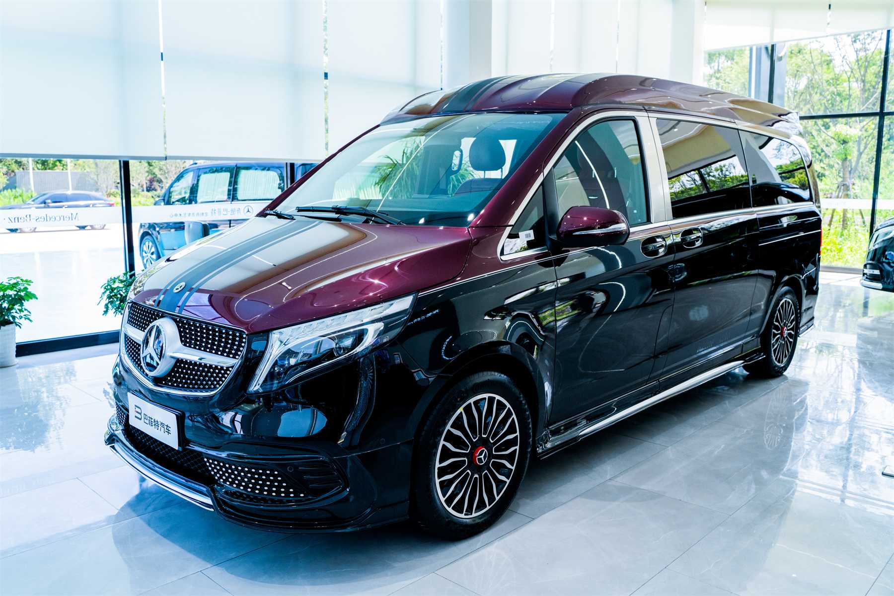 巴菲特定制商务车中心 的想法: 【前卫黑红双拼色,奔驰运动范起来