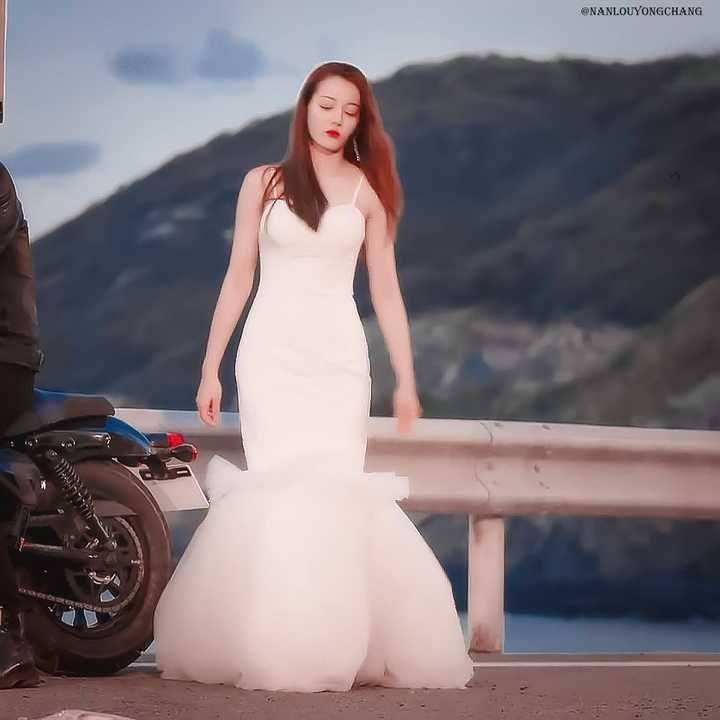 周放不愧是天才设计师,自己设计的婚纱剪裁做工都超级完美,配上演员