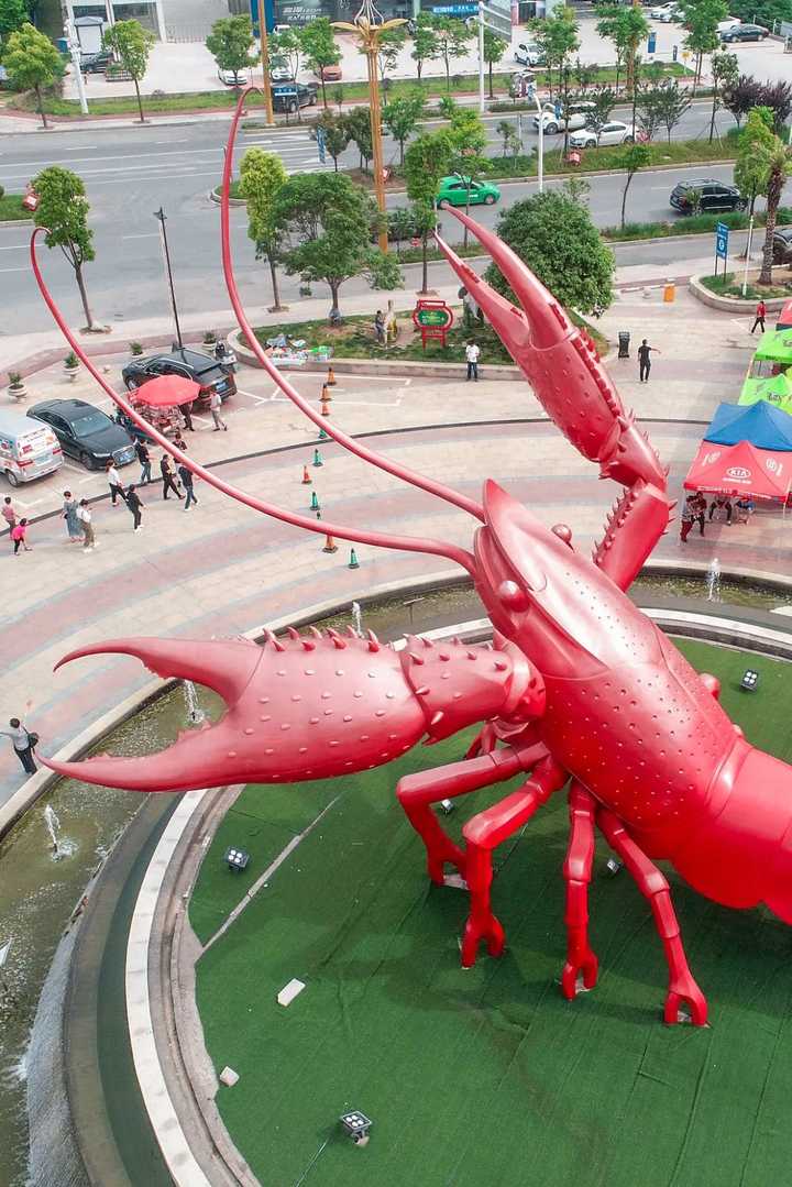 潜江市巨大的小龙虾雕塑,高16米,图上源自@视觉中国
