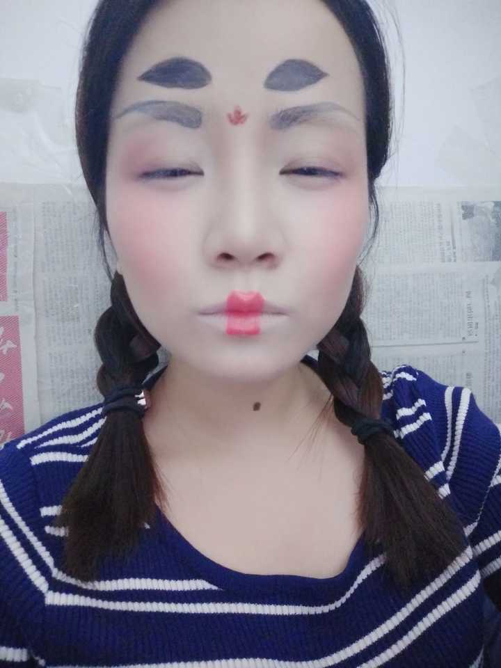 前阵子发现了一张美美的唐妆照  今晚闲着没事想仿仿妆,花了大半小时