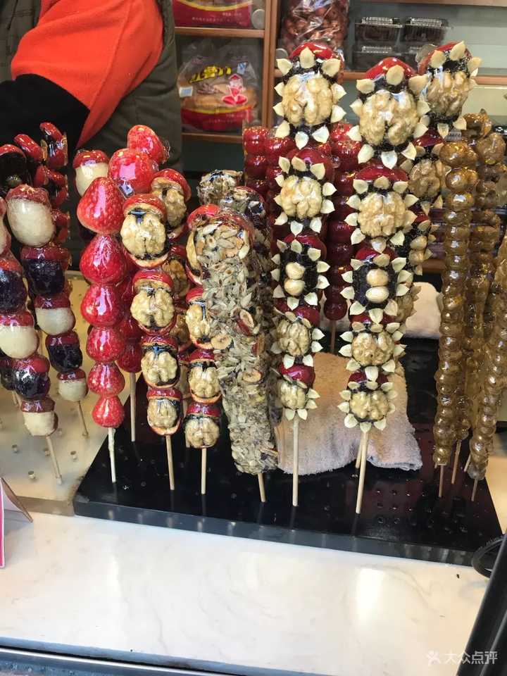 他们家的糯米馅糖葫芦好好吃!(最左边,黑色的是豆沙馅)