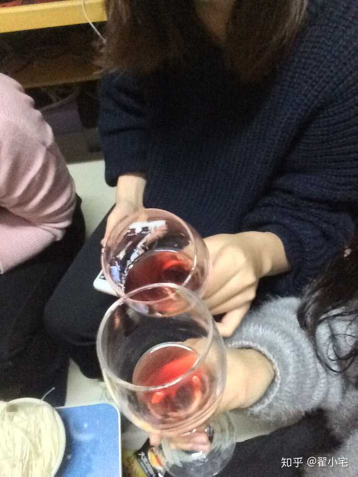 大学室友在宿舍喝淘宝买的红酒是什么行为?