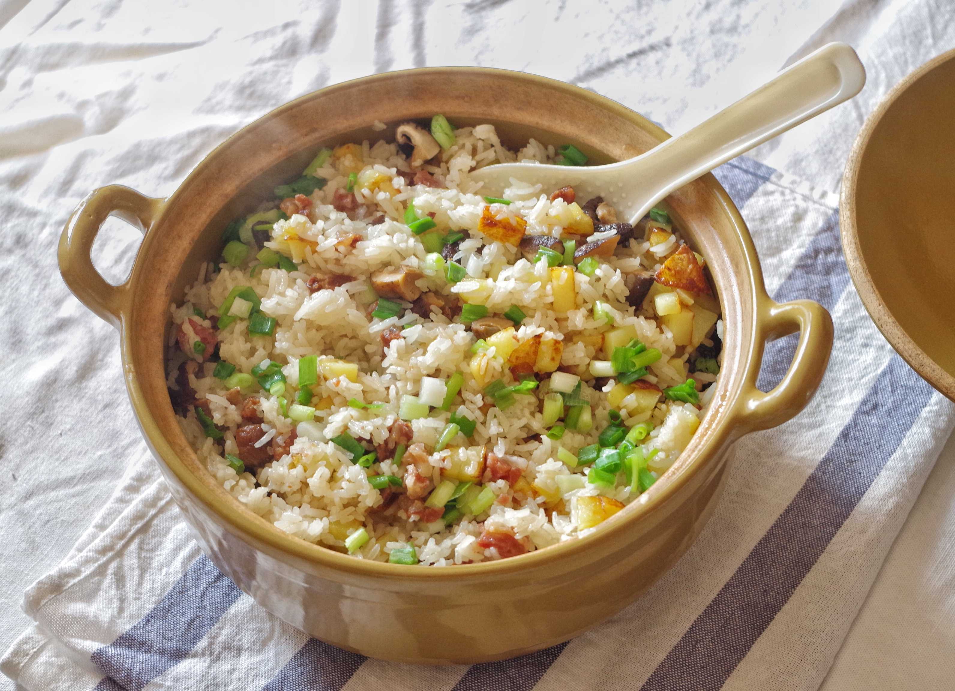 作为广东人,每年冬天都会惦记着吃一顿腊味饭,不得不说是一顿简单