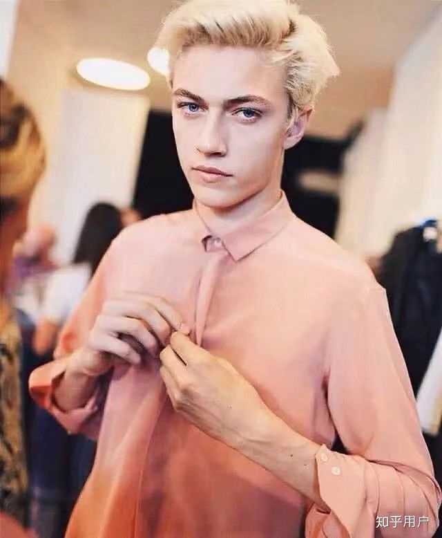 话不多说,先上图 他就是第一个发文抵制d&g的外国模特lucky blue.