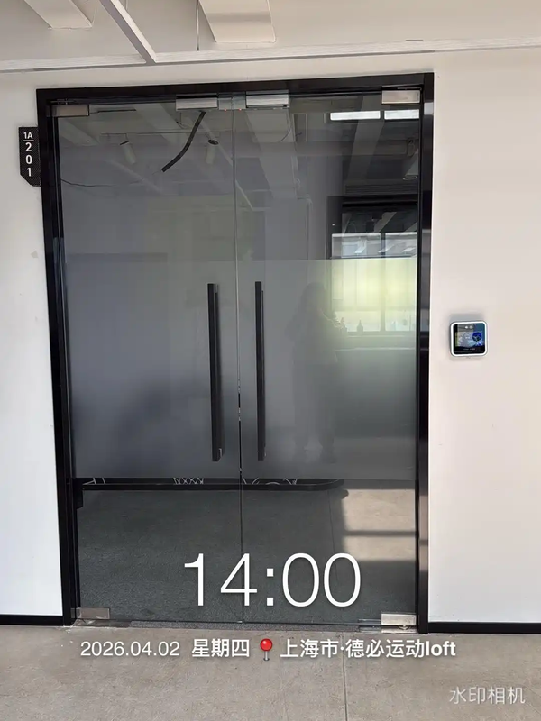 女子休完产假发现公司已倒闭，要求赔偿无果，已申请仲裁，这种情况还能拿到赔偿吗？