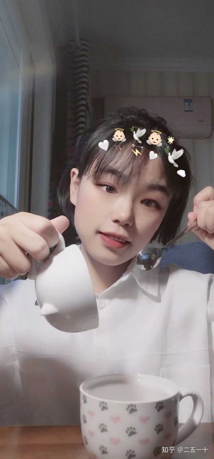 一个女生偶尔给你发她的自拍是什么意思?