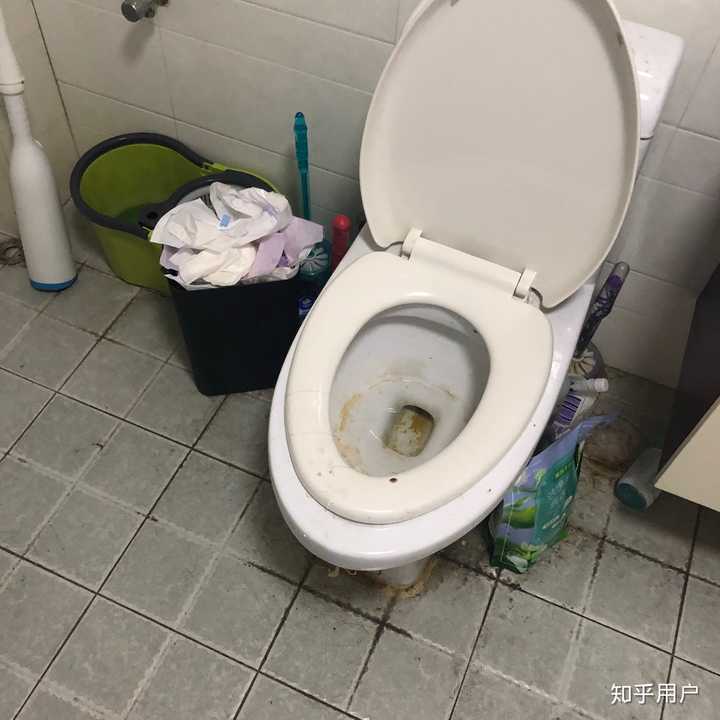 你的室友有哪一刻恶心到你了?