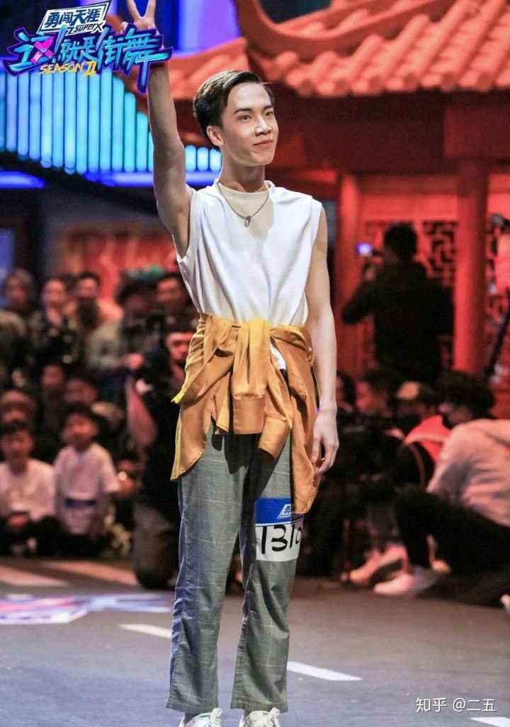 "好娘,好恶心,不是男人,是同性恋吧,甩手舞是什么东西,难看死了"(弹幕