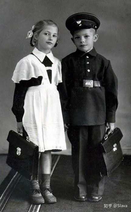 这是40年代末50年代初苏联恢复这种校服初期的男女学生 这种服装本身