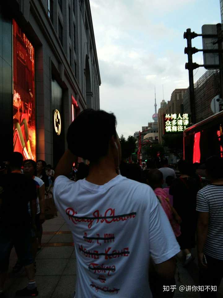 这是去年暑假在上海外滩拍的,就是突然看到前面这个小哥哥的背影很有