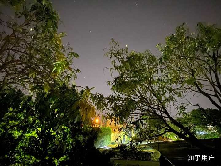 在别墅楼顶吹风时拍的夜景
