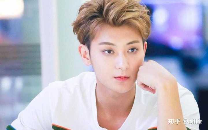 丹凤眼的男生确实欣赏不来,加上他特有的熊猫黑眼圈,暗黄的皮肤