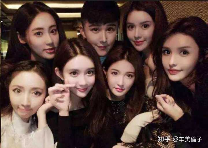 李小璐直播被网友评为网红整容脸,如何看待她现在的颜值相貌?