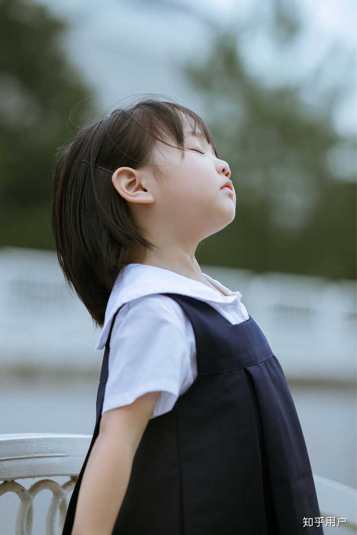 给孩子照相留念,选择影楼或工作室拍所谓儿童摄影或艺术照,还是自己拿