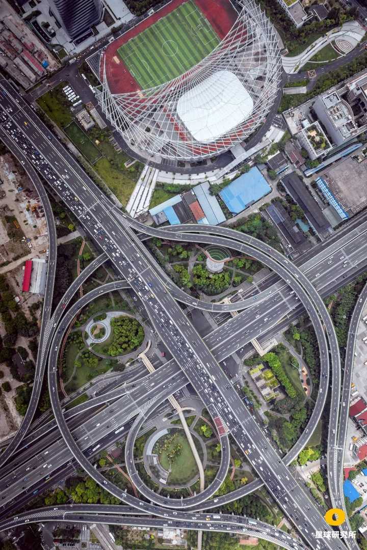 上海中环路-共和新路立交,可视作其中一条匝道变为环圈匝道的涡轮式