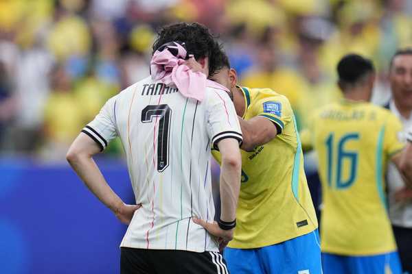 库尼亚赛后解释伸五个手指嘲讽日本队「巴西人可以说巴西足球不行，但外国人说就不同了」，对此你怎么看？