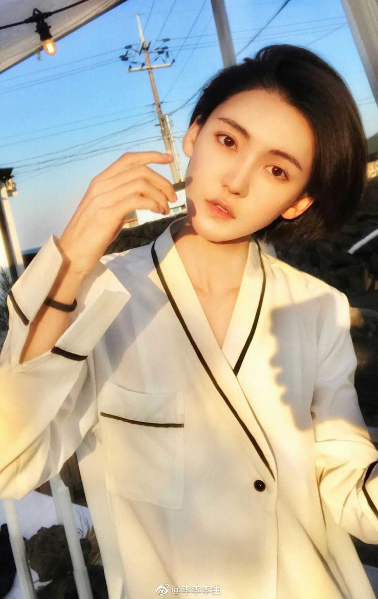 微博博主@李李李由看到他的第一眼真的被惊艳了,卧槽好好看的小姐姐!