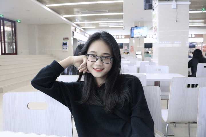 有没有高度近视也漂亮的女孩子呀