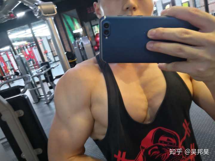 为什么男孩子都有腹肌的多 胸肌的少呢?