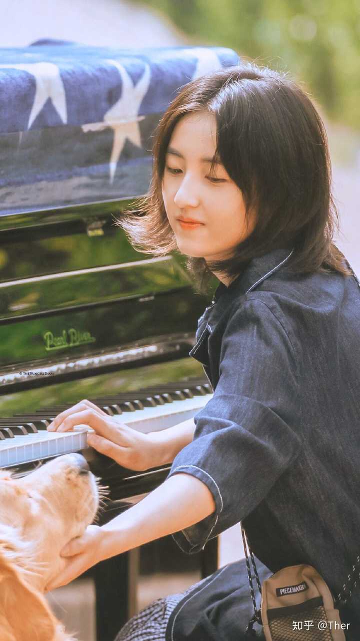 张子枫弹钢琴图片