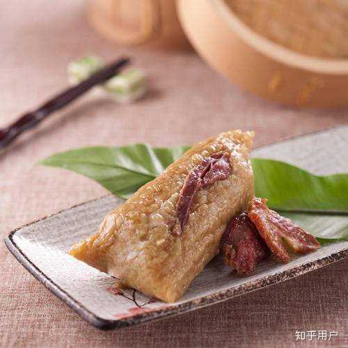 肉粽在某些场合意义大不一样　　并且在送肉粽前会在沿途贴上符咒，还会