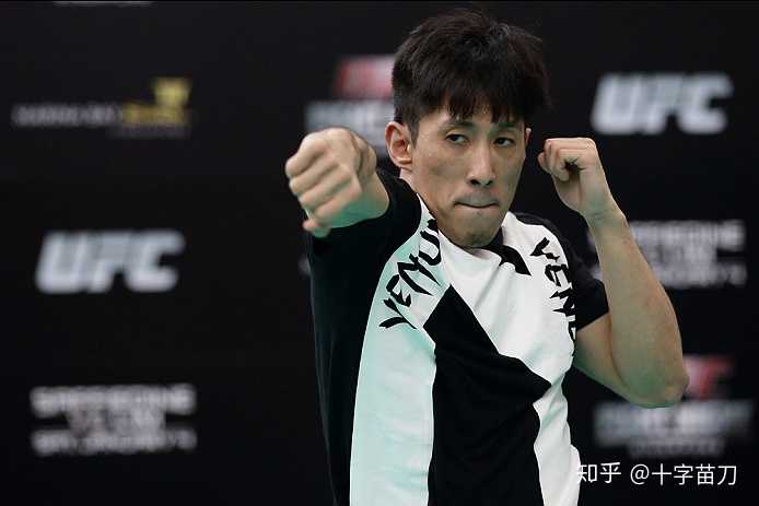 右边为罗伊斯顿·魏,左边为中国格斗选手姚志奎(为东亚人种黄河流域