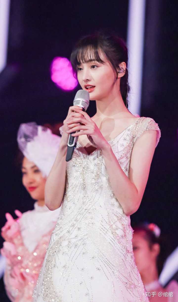 大家有存的让你觉得惊艳的女明星礼服图吗?