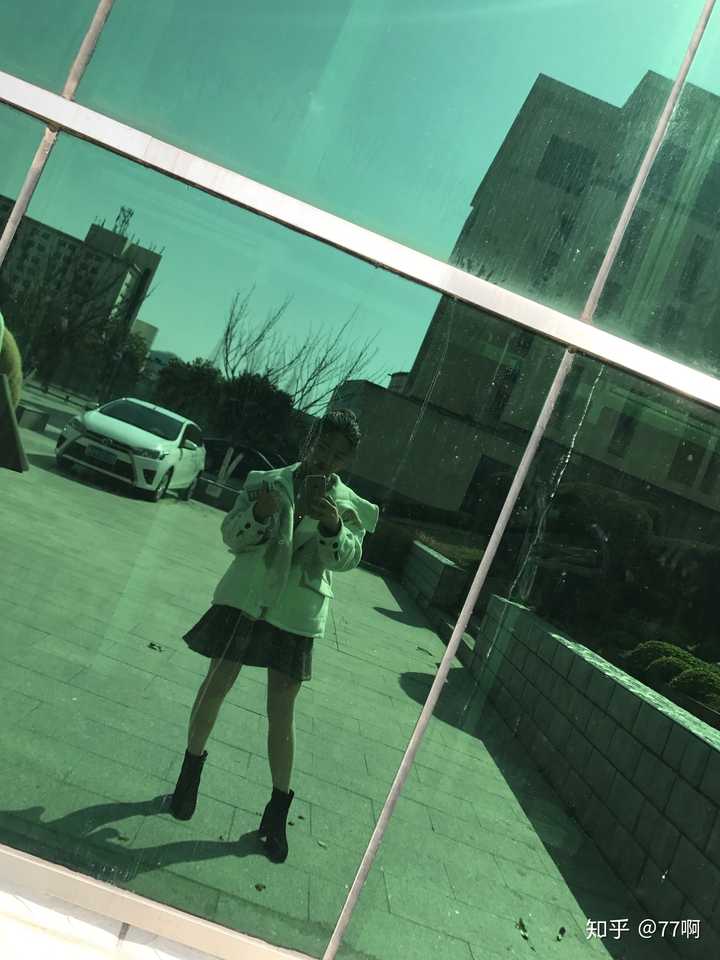 暴风哭泣   拍全身照的时候就是把脸挡挡挡 期待着看着脸小一点