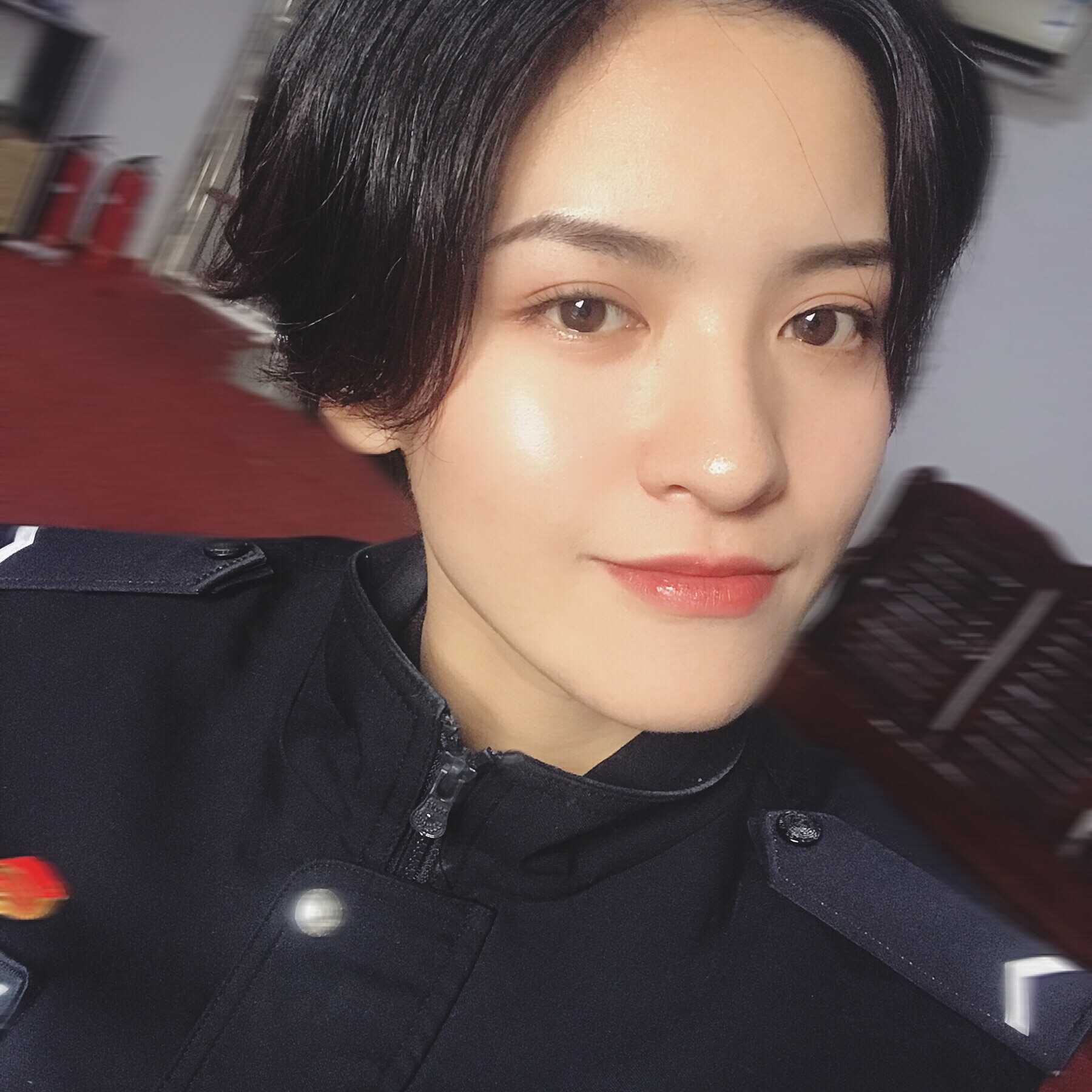 短发哈哈哈哈 来几张长发的 其实也留过很多次不太短的 但是军训的