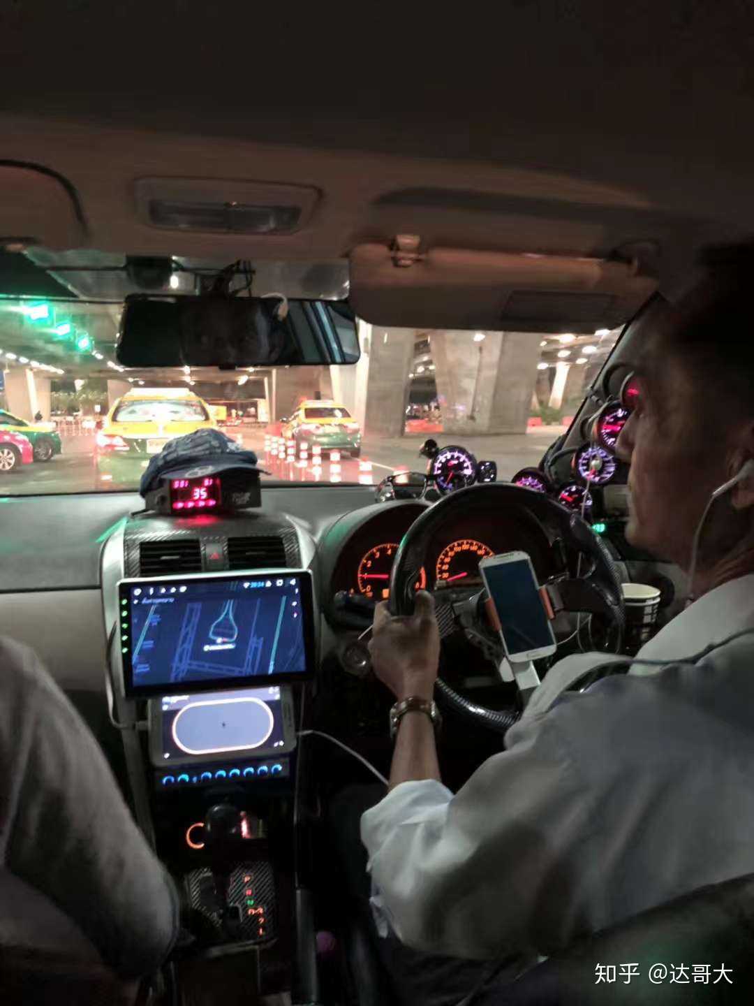 一个朋友在泰国拍到的出租车.