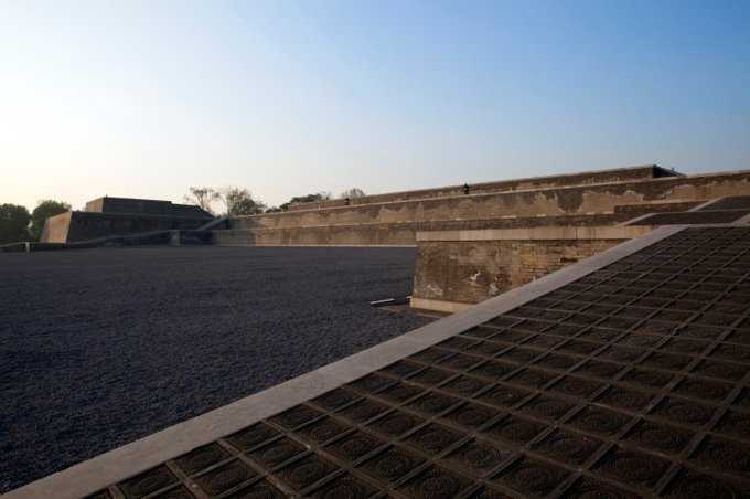 遗址西部有一个玻璃罩罩住的柱础石,是含元殿遗留至今的唯一柱础,直径