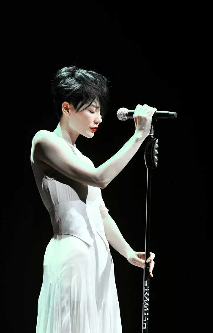 王菲这张照片保存三年了.高雅的气质 忧郁的妆容,简直美呆了