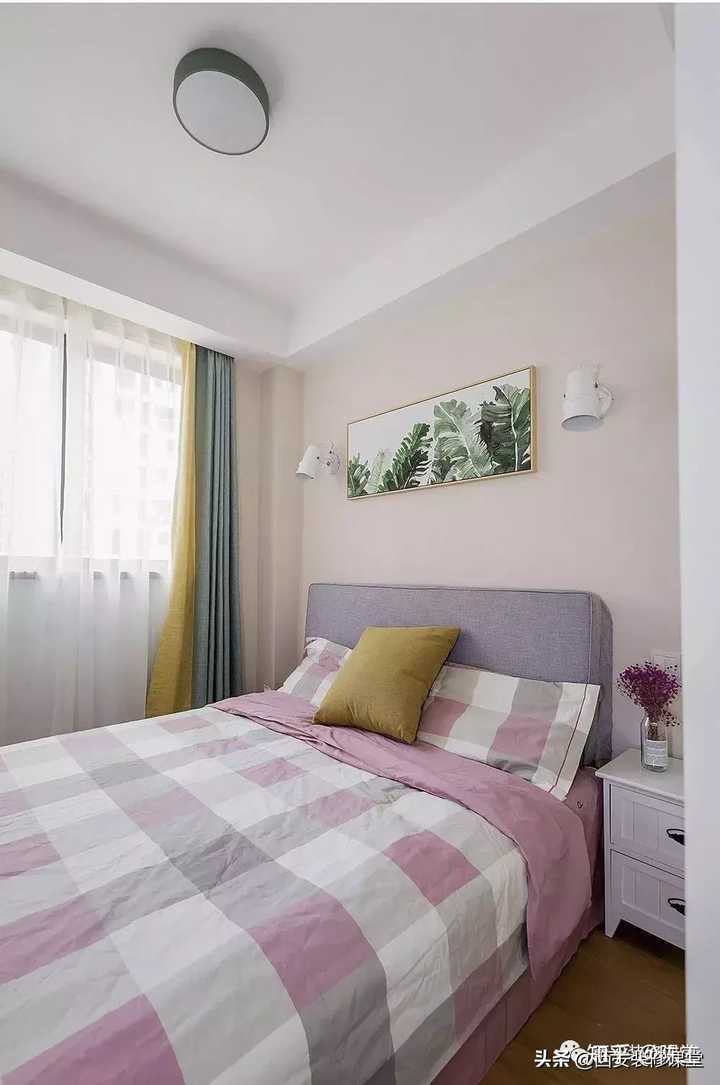 卧室墙面颜色是刷四面同色好还是床头背景墙单色其他面另一色好?