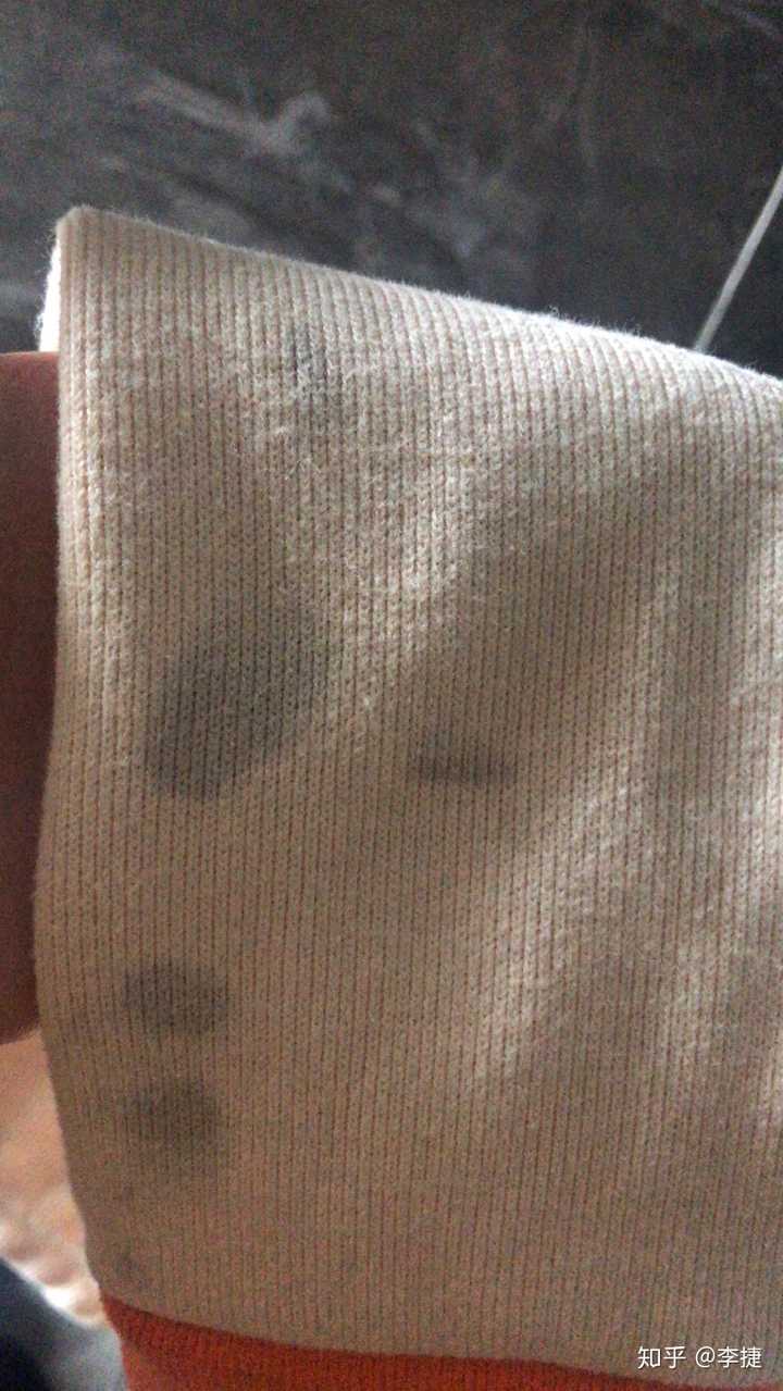 洗衣机洗完衣服后衣服有黑色斑点,一起洗了好几件,单单只有一件有问题