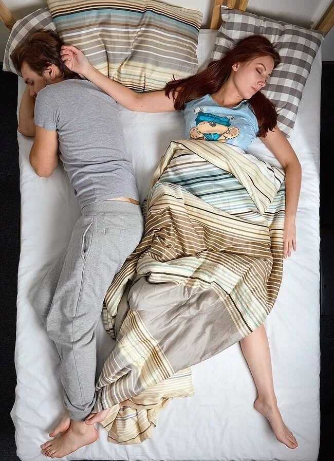 女生和男生恋爱睡前图片