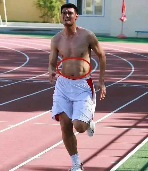 哑铃卧推能推多少才算有比较饱满的胸肌?