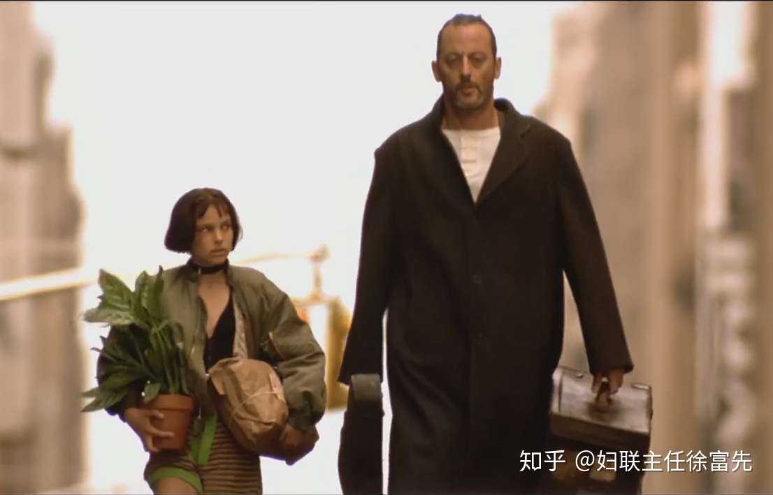 男主让雷诺作为一个杀手,在戏院中缩着头独自取乐无人分享的神态既