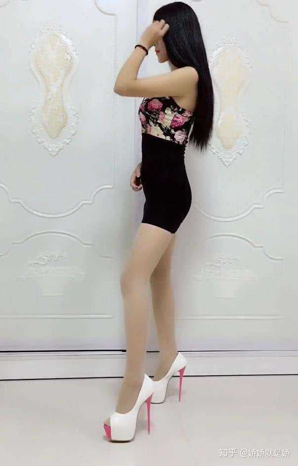 肉色丝袜搭配小皮鞋好看吗